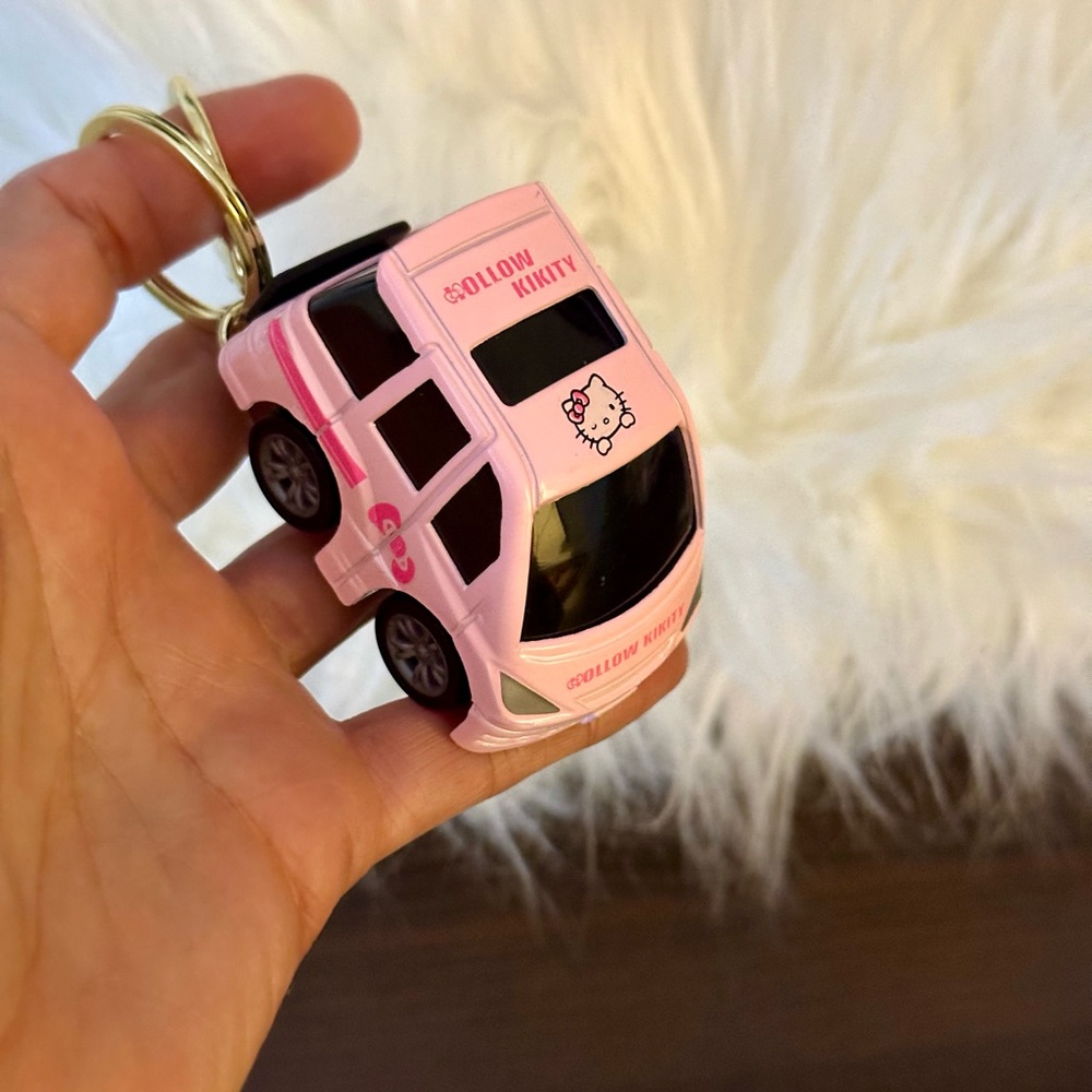 Hello kitty inspired keychain - Picture 3 of 6